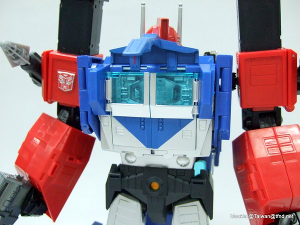 MP 31 Masterpiece Delta Magnus Diaclone Powered Convoy In Hand Photos 09 (9 of 32)